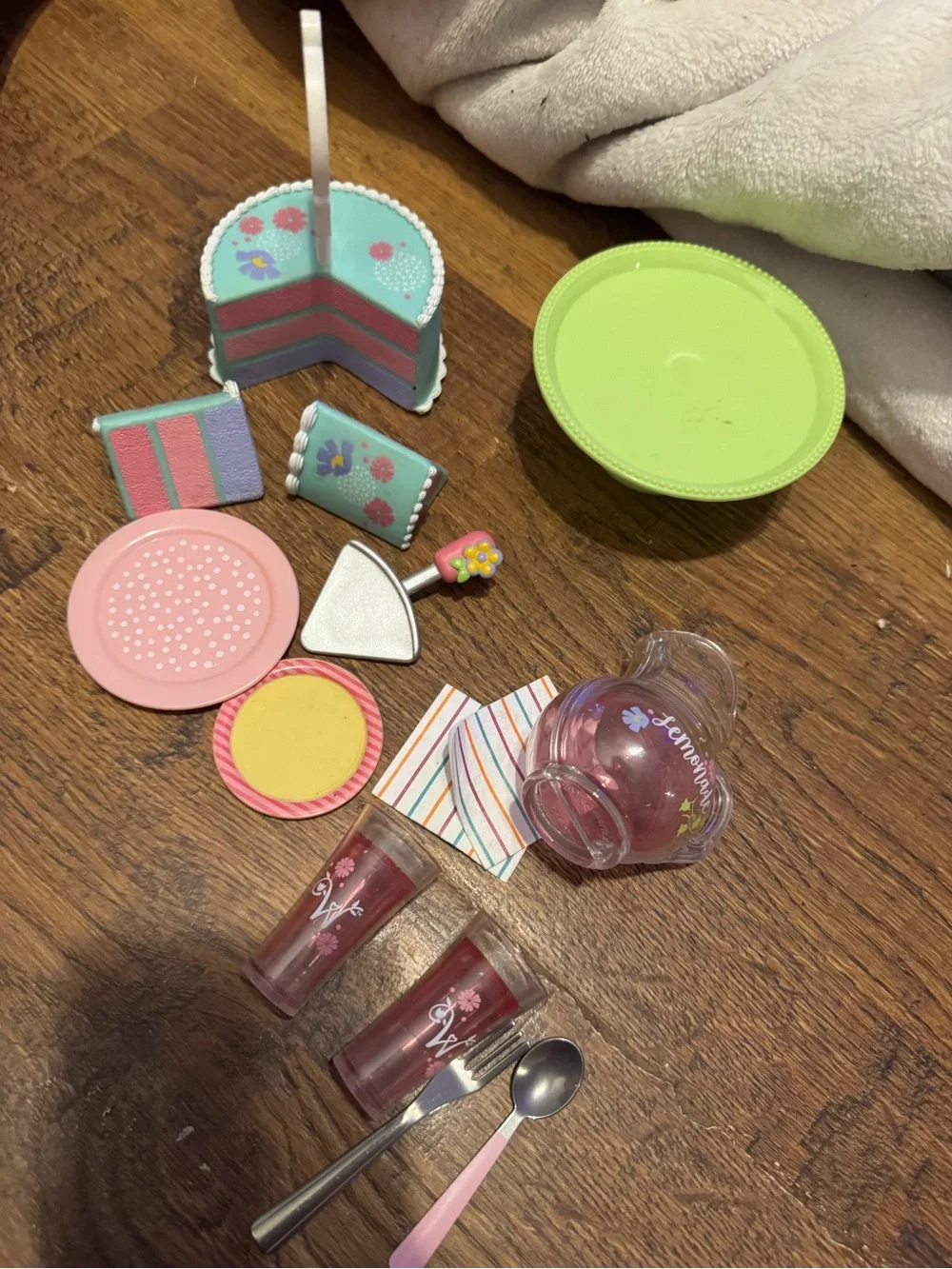 American Girl Wellie Wishers Birthday Celebration cake & lemonade set AG